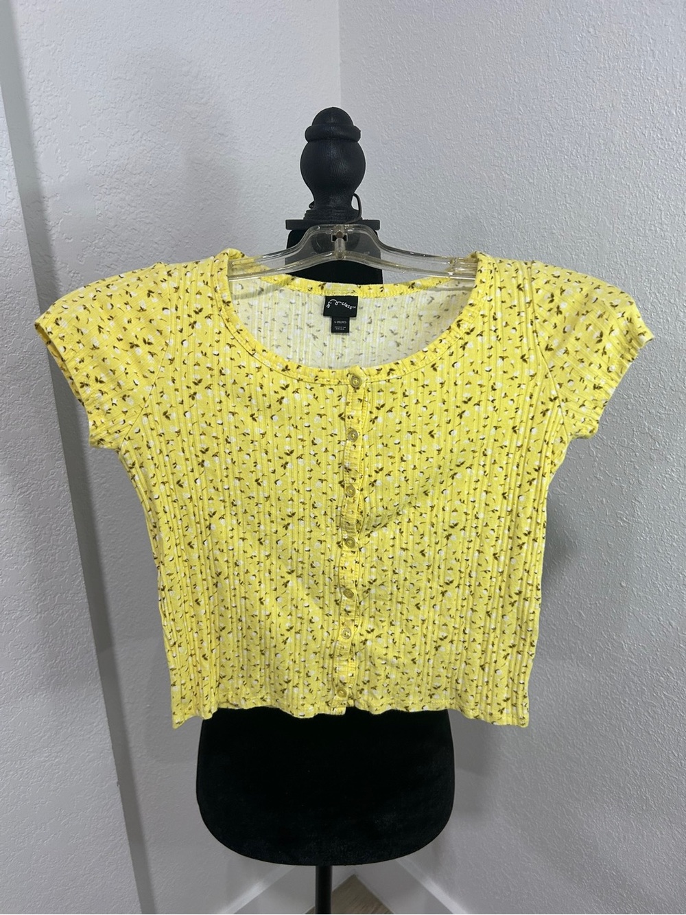 art class Yellow Ribbed Button-Front Crop Top with Micro Floral Print